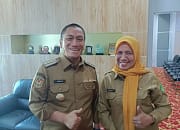 Dari Barisan yang Diam, Tersorot Satu Cahaya Kecil yang Menyentuh Pemimpin