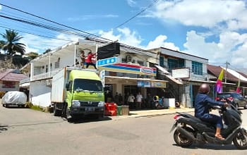 satpol pp melakukan penutupan semntara gerai indomaret di kelurahan malili ( Foto Tim warta merakam indonesia)