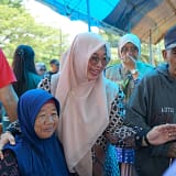 Momen Penyerahan Kartu Lansia di Nuha, Warga Sampaikan Terima Kasih