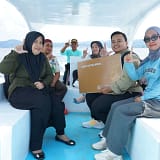 Sebrangi Danau Matano, Pemkab Lutim Antar Kartu Lansia ke Warga Sakit