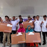 Serahkan 237 Kartu Lansia di Tomoni, Wabup : Hari ini Saya Hadir Sebagai Anak